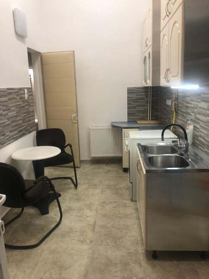 Apartment Next To New York Cafe *